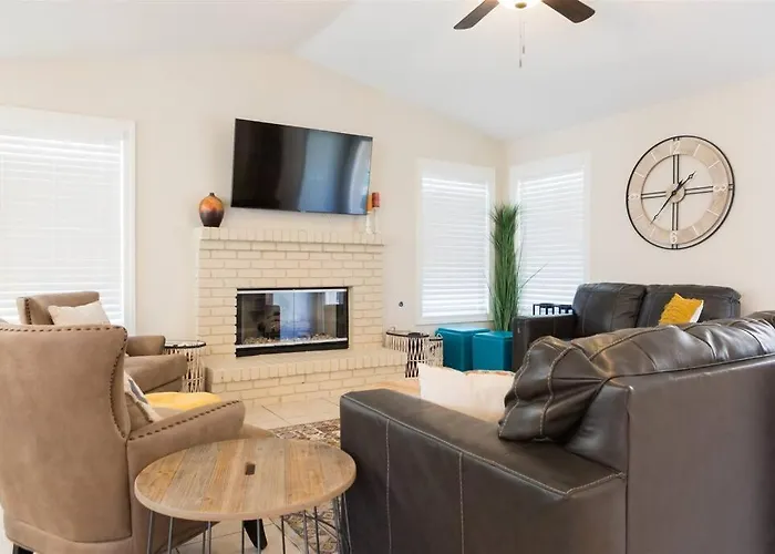 Private Paradise With Pool Heater, Spa, Billiards Holiday home Avondale